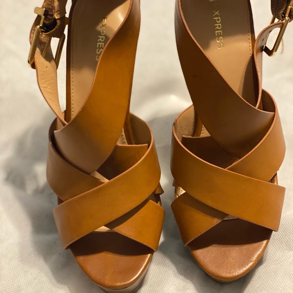 Express Heels - Picture 2 of 4